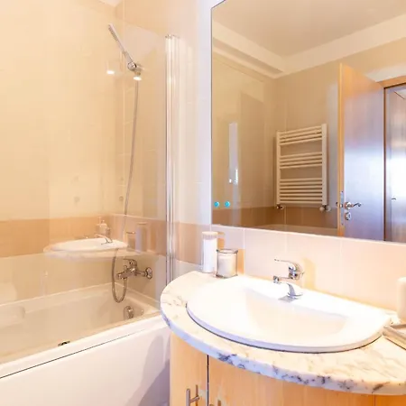 아파트 Comfortable & Quiet 3br Near Metro By Lovelystay